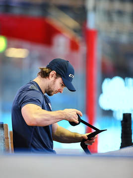 Linköpings Andrew Gordon före ishockeymatchen i SHL