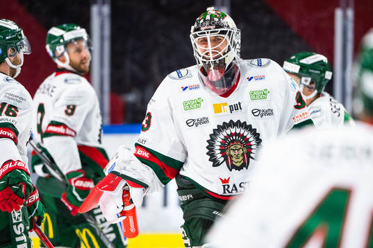 Frölundas målvakt Johan Mattsson jublar