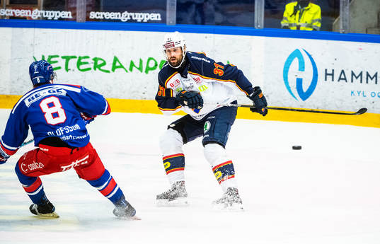 Djurgårdens Dick Axelsson och Oskarshamns Fredrik Olofsson