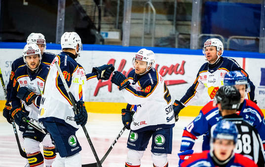 Djurgårdens Sebastian Strandberg jublar med lagkamrater