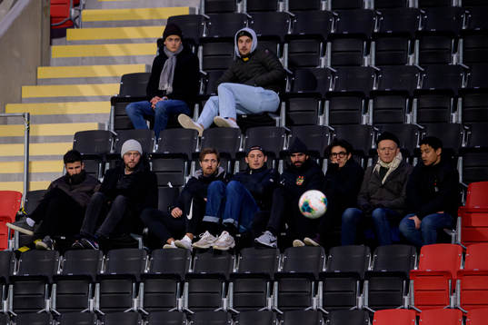 Philip Haglund och Ian Sirelius på läktaren