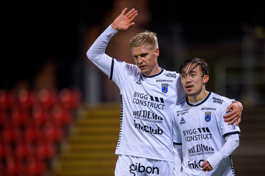 Sirius André Österholm jublar med Yukiya Sugita efter 1-3