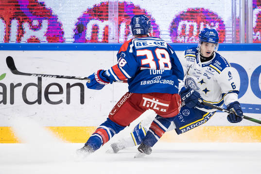 Oskarshamns Nichlas Torp tacklar Leksands Nils Åman