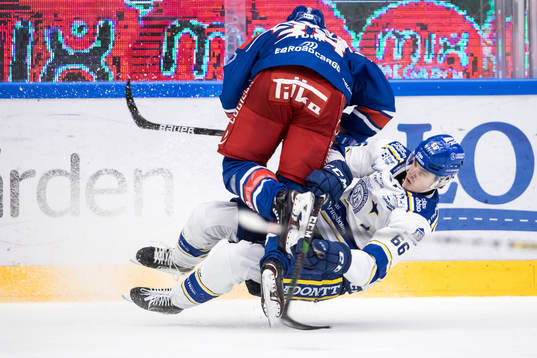 Oskarshamns Nichlas Torp tacklar Leksands Nils Åman
