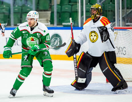 Rögles Mattias Sjögren oroar framför Brynäs målvakt