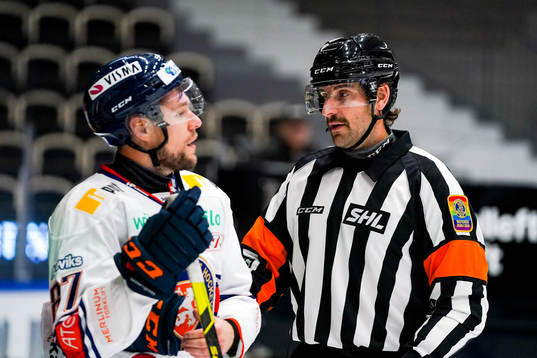 Växjös Robert Rosén och domare Mikael Sjöqvist