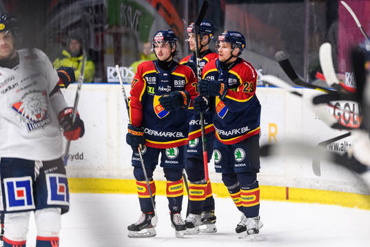 Djurgårdens Sebastian Strandberg jublar med lagkamrater