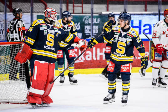 Södertäljes målvakt Filip Gustavsson och Bobbo Petersson