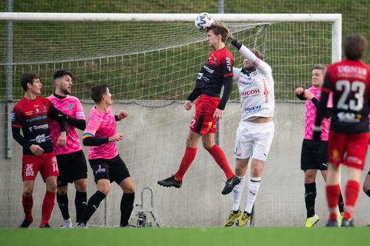 Trollhättans Markus Johansson nickar in 1-1 målet bakom Lunds målvakt Marcus Norman