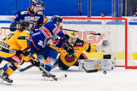 Växjös Jack Drury oroar framför Luleås målvakt David