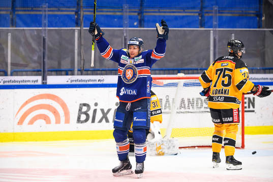 Växjös Robert Rosén jublar