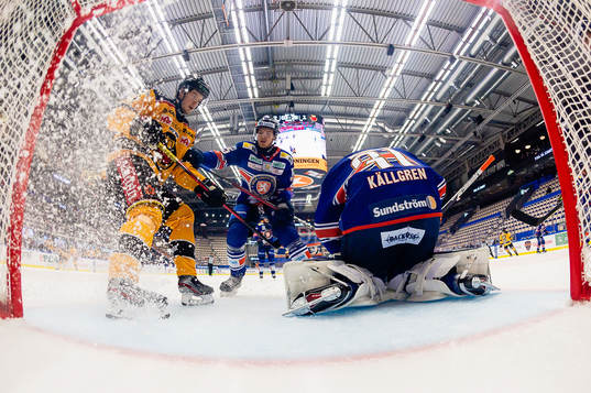 Luleås Petter Emanuelsson och Växjös Linus Nässén vid