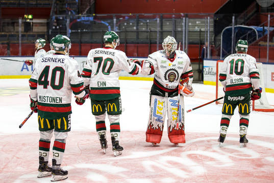 Frölundas målvakt Niklas Rubin jublar