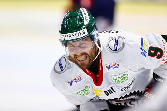 Linköpings Mikael Frycklund reagerar med smärta