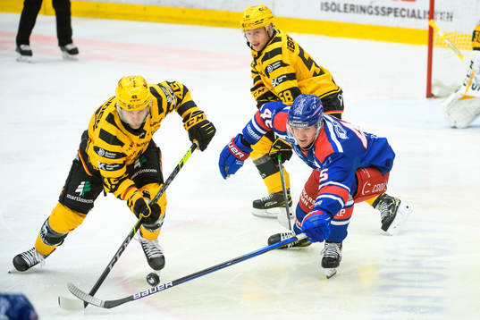 Skellefteås Oscar Möller och Oskar Nilsson i en kamp mot Oskarshamns Jan Ordos