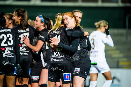 Växjös Emmi Alanen och Tilde Johansson jublar