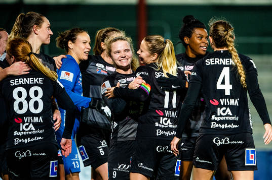 Växjös Signe Holt Andersen och Emmi Alanen i mitten jublar med lagkamraterna