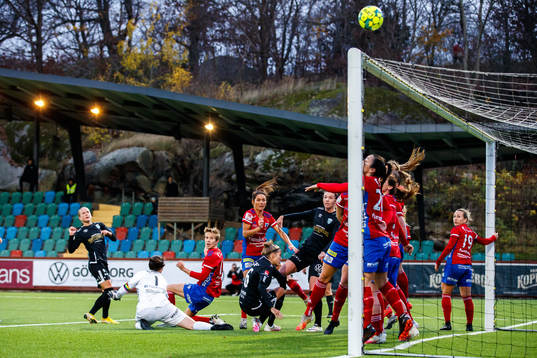Göteborgs Filippa Curmark med en frispark i straffområdet