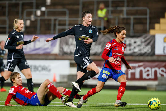 Vittsjös Rebecca Quinn och Lisa Klinga försvarar mot