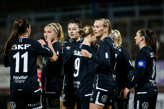 Göteborgs Stina Blackstenius jublar efter 3-0