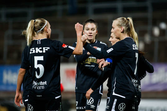 Göteborgs Emma Koivisto och Stina Blackstenius jublar