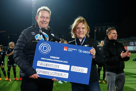 Annika Grälls, Ordförande Elitfotboll dam, delar ut en