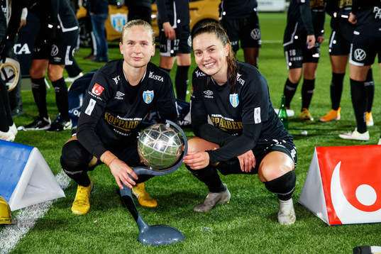 Göteborgs Filippa Curmark och Vilde Böe Risa  jublar med