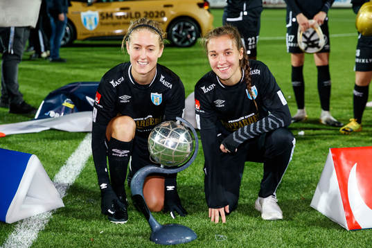 Göteborgs Julia Zigiotti Olme och Emma Kullberg   jublar