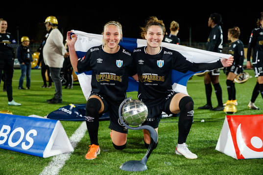 Göteborgs Emma Koivisto och Natalia Kuikka jublar med