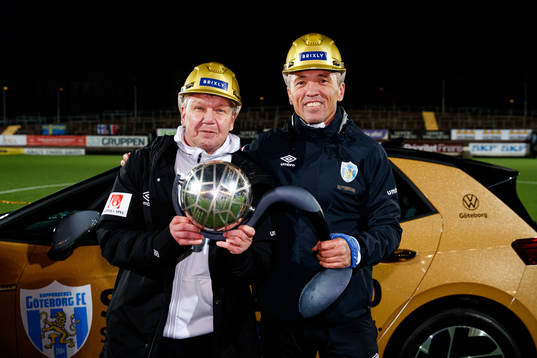 Göteborgs tränare Jörgen Ericsson och Mats Gren  jublar med Kronprinsessan Victorias pokal