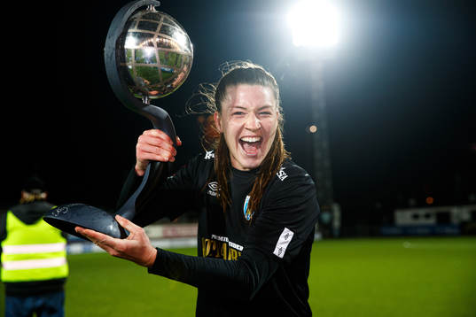 Göteborgs Pauline Hammarlund jublar med Kronprinsessan Victorias pokal