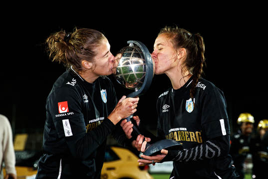 Göteborgs Filippa Angeldal och Julia Zigiotti Olme  jublar