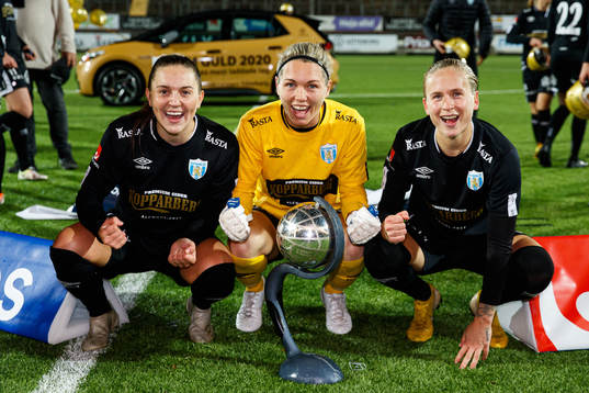 Göteborgs Vilde Böe Risa , målvakt Jennifer Falk  och