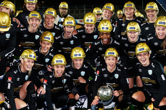 Göteborgs spelare jublar med Kronprinsessan Victorias pokal
