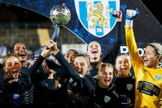 Göteborgs Julia Zigiotti Olme , Filippa Angeldal och målvakt Jennifer Falk  jublar med Kronprinsessan Victorias pokal