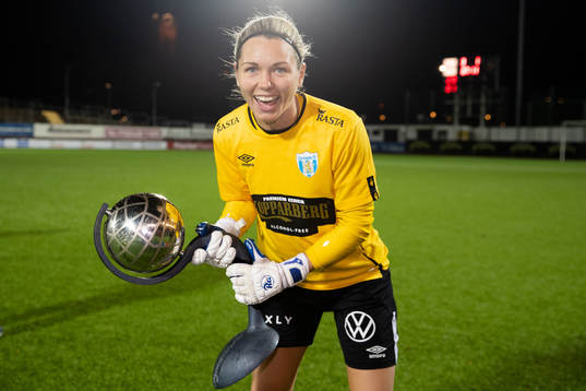 Göteborgs målvakt Jennifer Falk jublar med Kronprinsessan Victorias pokal