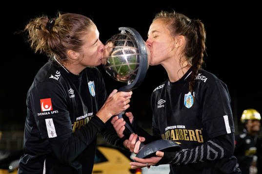 Göteborgs Filippa Angeldal och Julia Zigiotti Olme  jublar