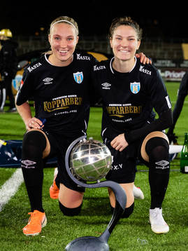 Göteborgs Emma Koivisto och Natalia Kuikka  jublar med Kronprinsessan Victorias pokal