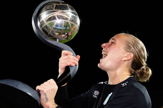 Göteborgs Filippa Curmark jublar med Kronprinsessan Victorias pokal