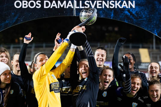 Göteborgs målvakt Jennifer Falk och Rebecka Blomqvist jublar med Kronprinsessan Victorias pokal