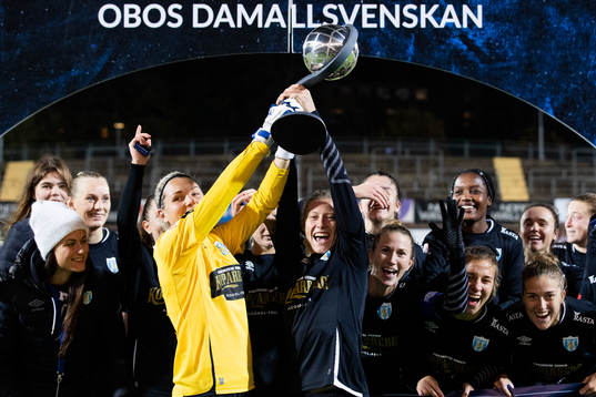 Göteborgs målvakt Jennifer Falk och Rebecka Blomqvist jublar med Kronprinsessan Victorias pokal