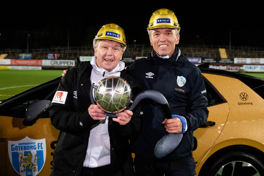 Göteborgs tränare Jörgen Ericsson och Mats Gren jublar med Kronprinsessan Victorias pokal