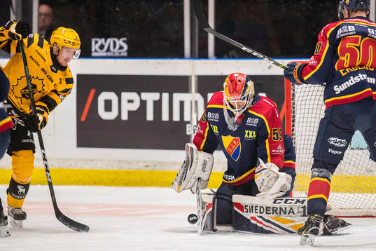 Djurgårdens målvakt Mantas Armalis med en räddning mot