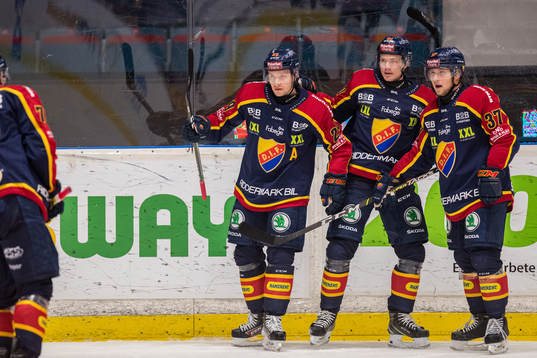 Djurgårdens Sebastian Strandberg jublar med Tobias Ekberg