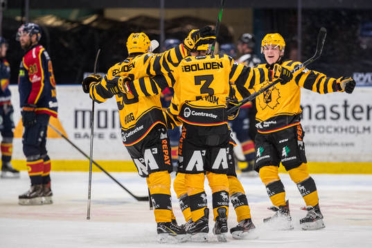 Skellefteås Niclas Burström jublar med lagkamrater