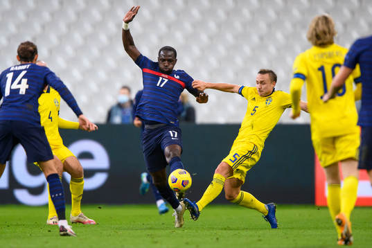 Moussa Sissoko of France and Pierre Bengtsson of Sweden
