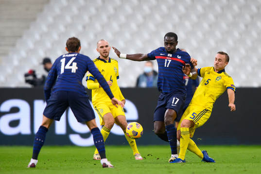 Moussa Sissoko of France and Pierre Bengtsson of Sweden