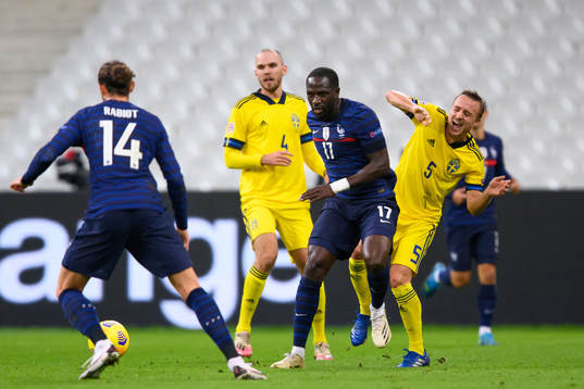 Moussa Sissoko of France and Pierre Bengtsson of Sweden