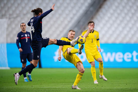 Adrien Rabiot of France and Sebastian Larsson of Sweden