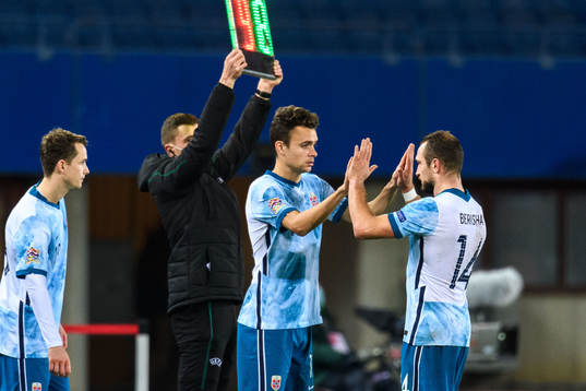 Håkon Evjen change with Andreas Vindheim of Norway